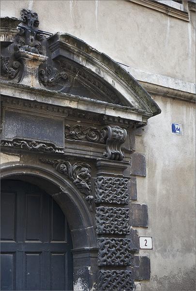 Façade rue de Guise, porte piétonne : détail.