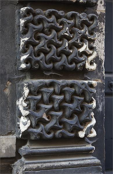 Façade rue de Guise, porte piétonne : détail pilastre (bossages vermiculés).
