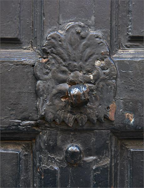 Façade rue de Guise, porte piétonne : détail platine du heurtoir.
