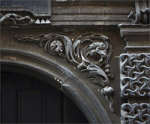 Façade rue de Guise, porte piétonne : détail (motif de rinceaux).