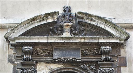 Façade rue de Guise, porte piétonne : détail fronton.