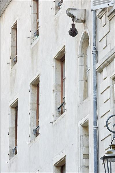 Façade rue de Guise, corps E : détail poulie et fenêtre gerbière.