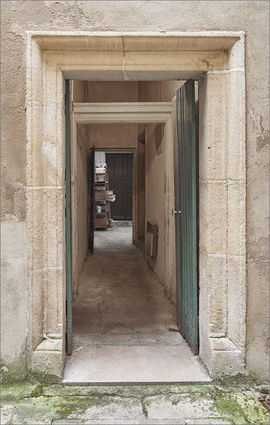 Porte d'entrée corps B sur cour principale : couloir d'accès vers cour des écuries.