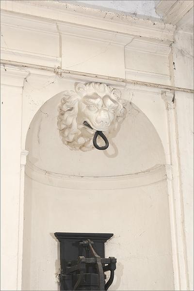 Détail niche et tête de lion.
