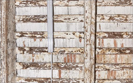 Rez-de-chaussée corps E : détail plafond mixte bois et brique.
