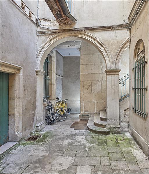 Cour principale : ensemble vers escalier principal.