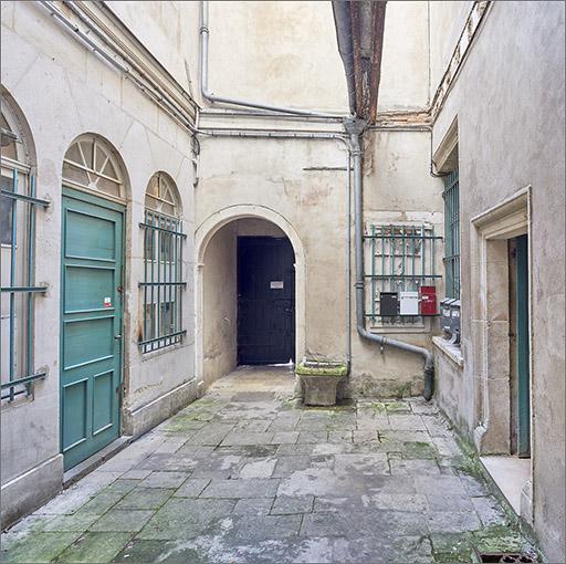 Cour principale : ensemble vers porte piétonne.