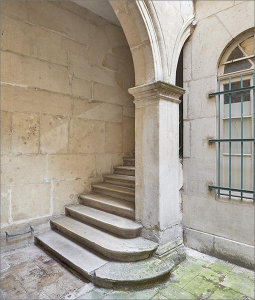 Première volée de l'escalier : vue depuis la cour.