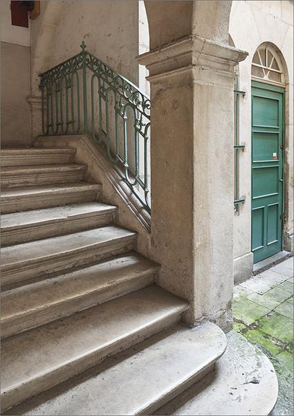 Première volée de l'escalier : vue de trois-quart vers la cour.