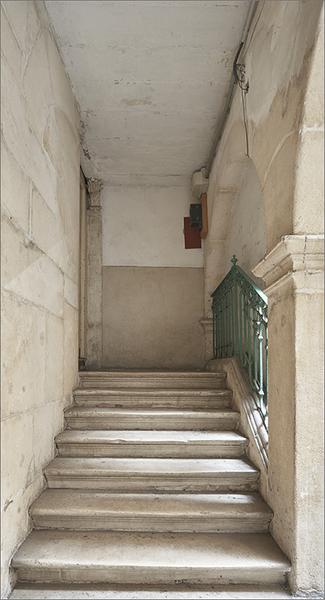 Première volée de l'escalier : vue de face.