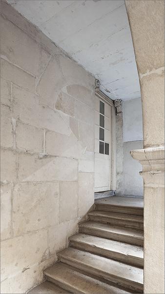 Première volée de l'escalier : vue de trois-quart.