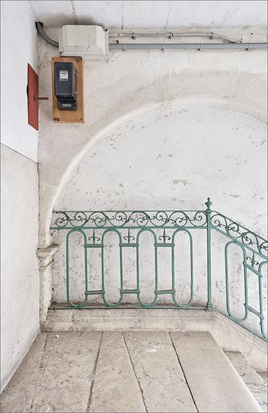 Première volée de l'escalier : détail rampe en fer forgé.