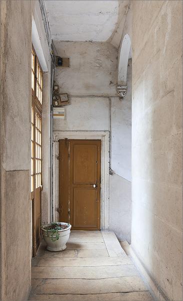 Palier premier étage : porte d'entrée corps B.
