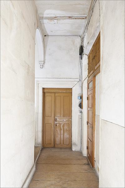 Palier premier étage : porte d'entrée corps A.