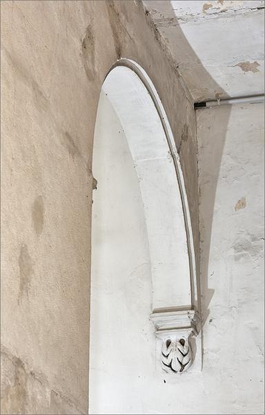Palier premier étage : détail arcade avec culot sculpté à motif végétal.