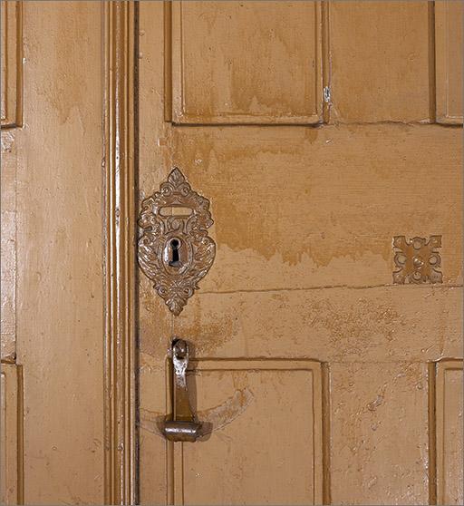 Palier premier étage : détail entrée de serrure et heurtoir porte d'entrée corps A.