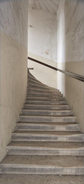 Volée d'escalier vers le deuxième étage : vue vers palier supérieur.