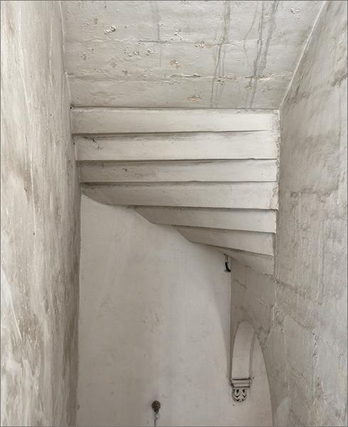 Volée d'escalier vers le deuxième étage : détail sous-face volée supérieure.