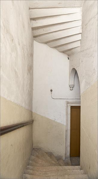 Volée d'escalier vers le deuxième étage : vue vers le palier du premier étage.