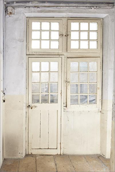 Palier deuxième étage : porte-fenêtre sur cour principale.