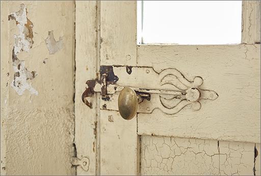 Palier deuxième étage, porte-fenêtre sur cour principale : détail loquet.