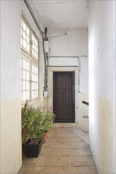 Palier deuxième étage : porte d'entrée corps B et fenêtre sur cour principale.
