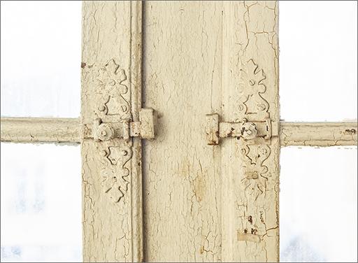 Palier deuxième étage : détail targettes fenêtre sur cour principale.