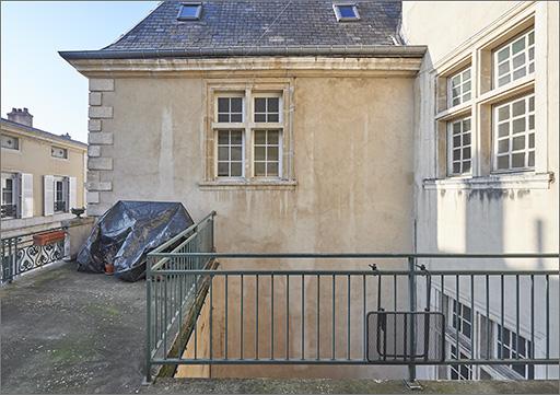 Façades corps B et C sur cour principale : détail deuxième étage depuis terrasse du corps D.