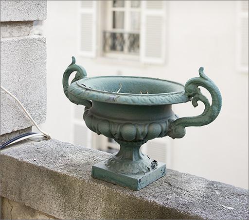 Terrasse haute du corps D : détail vase ornemental en fonte moulée.