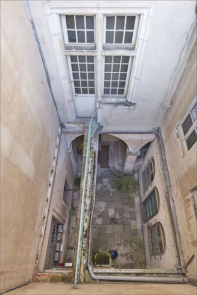 Cour principale : ensemble depuis terrasse corps D.
