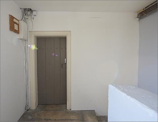 Palier troisième étage : porte d'entrée corps B.