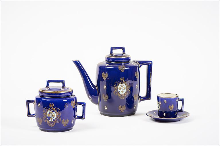 Ensemble : tasse, cafetière, sucrier