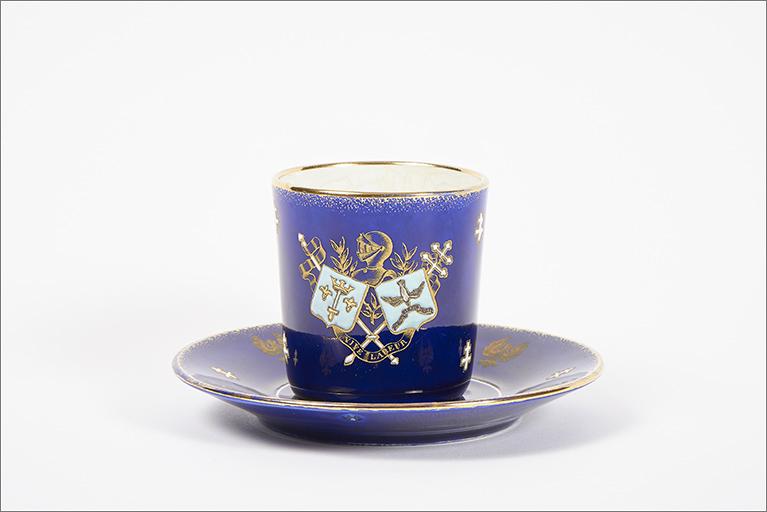 Tasse et soucoupe, ensemble.