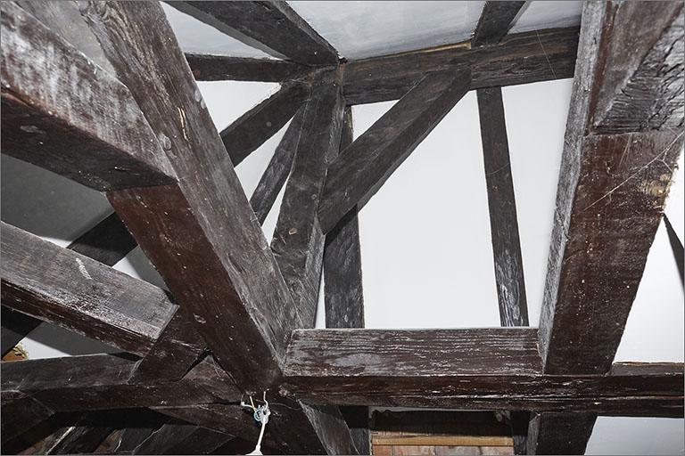 Corps de bâtiment A, détail assemblage enrayure croupe sud avec faîtage et sous-faîtage.