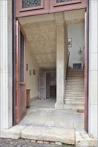 Corps A, escalier principal vu depuis la porte d'entrée.