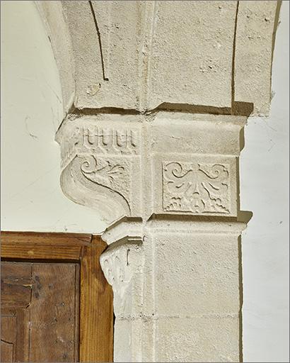 Rez-de-chaussée : pilastres, détail du décor.