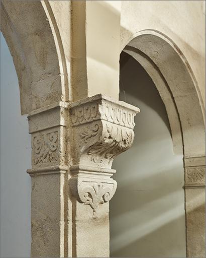 Rez-de-chaussée : pilastres, détail du décor.