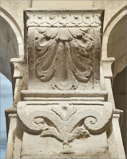 Rez-de-chaussée : pilastres, détail du décor.