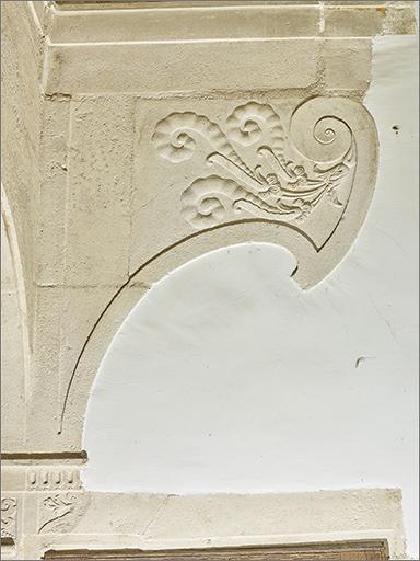 Rez-de-chaussée : console supportant l'ancienne galerie, détail du décor.
