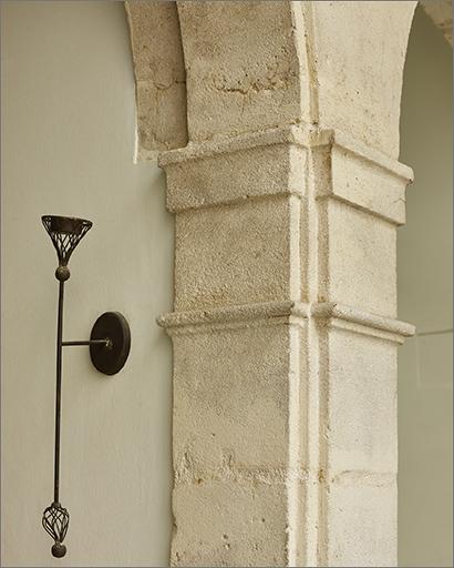 Escalier : palier du 1er étage, détail du pilastre du mur noyau.