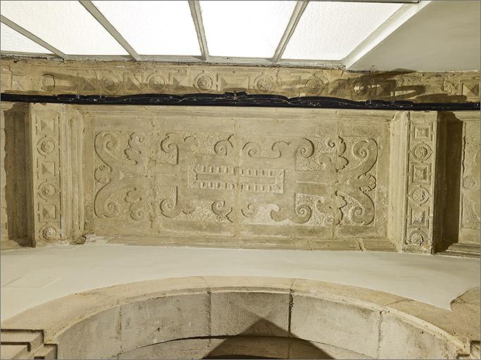 1er palier : sous-face de l'ancienne galerie de distribution, détail du décor (partie centrale).