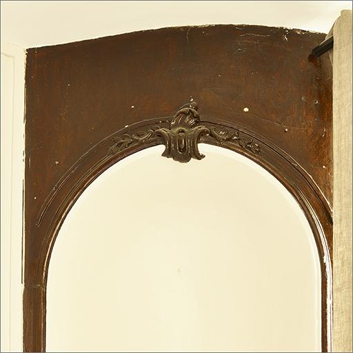 Niche d'angle, niche à fourneau (1er étage), détail.