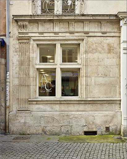 Façade sur la rue Saint-Epvre, détail 1er niveau.