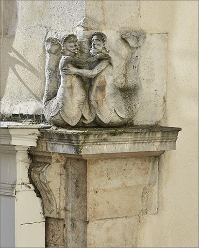 Décor sculpté à l'angle des façades sur rue.