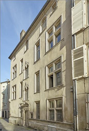 Façade sur la rue Saint-Michel, ensemble trois quarts droit.