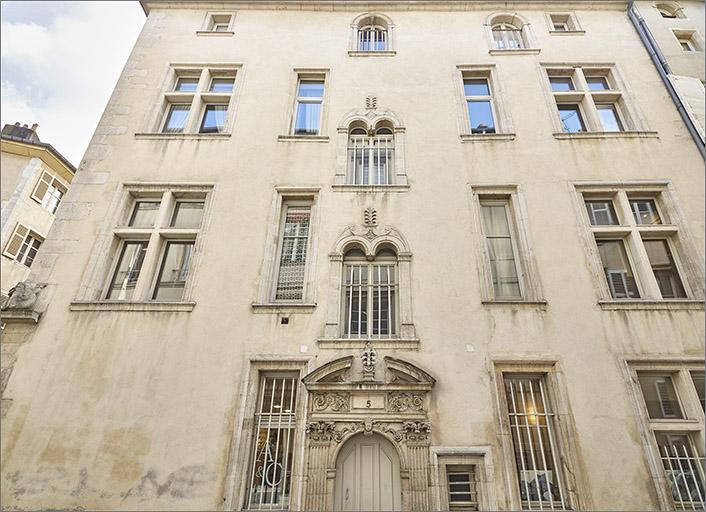 Façade sur la rue Saint-Michel, ensemble face.