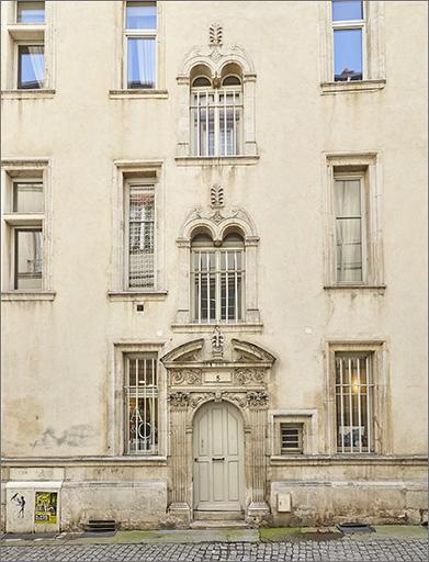 Façade sur la rue Saint-Michel, travées centrales.