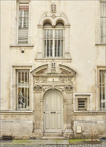 Façade sur la rue Saint-Michel, travée centrale : portail et baie éclairant la cage d'escalier.