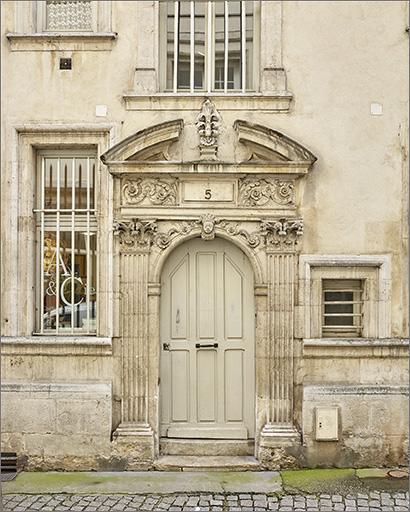 Façade sur la rue Saint-Michel, travée centrale : portail.