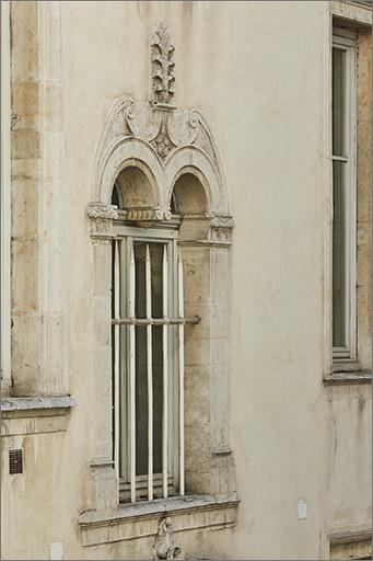 Façade sur la rue Saint-Michel : travée centrale, détail d'une baie éclairant la cage d'escalier, 1er étage.
